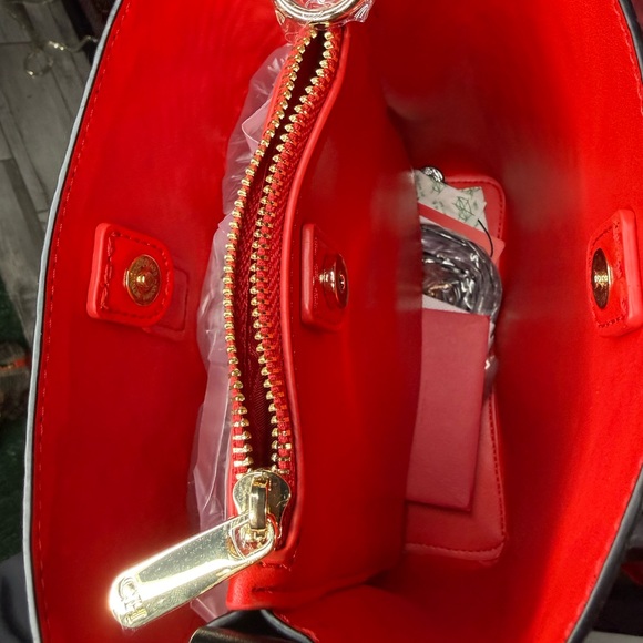 Luxury Carolina Herrera Women’s Handbag - Picture 3 of 12